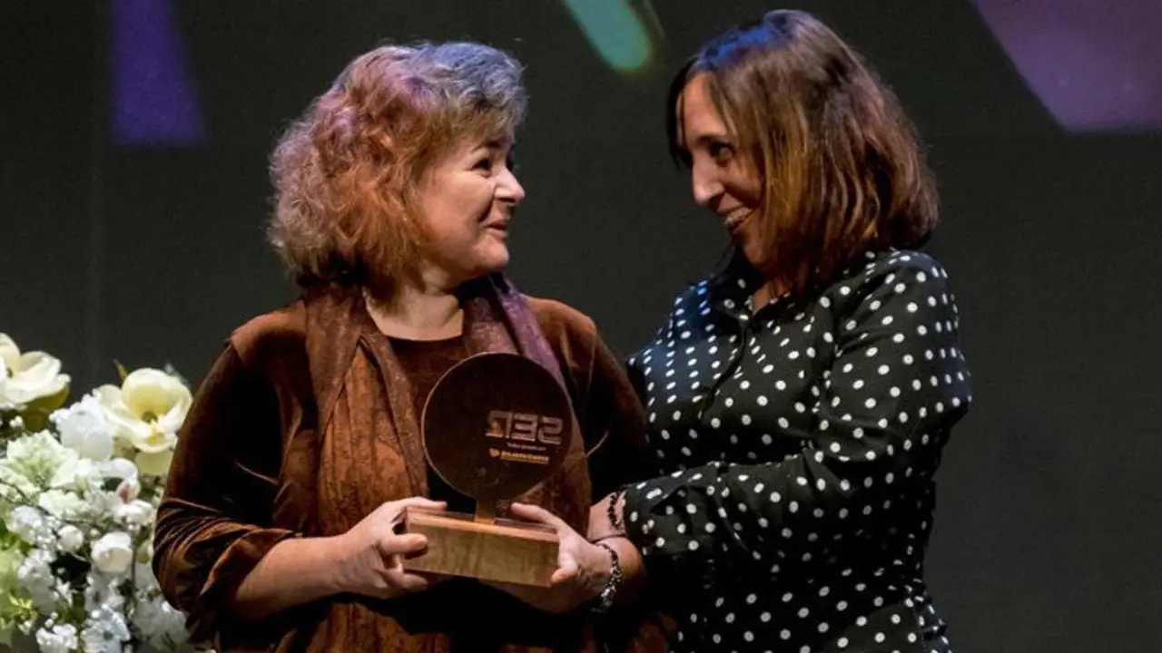 Ruth Ortiz, a la izquierda, recoge el premio. JULIÁN PÉREZ (EFE)