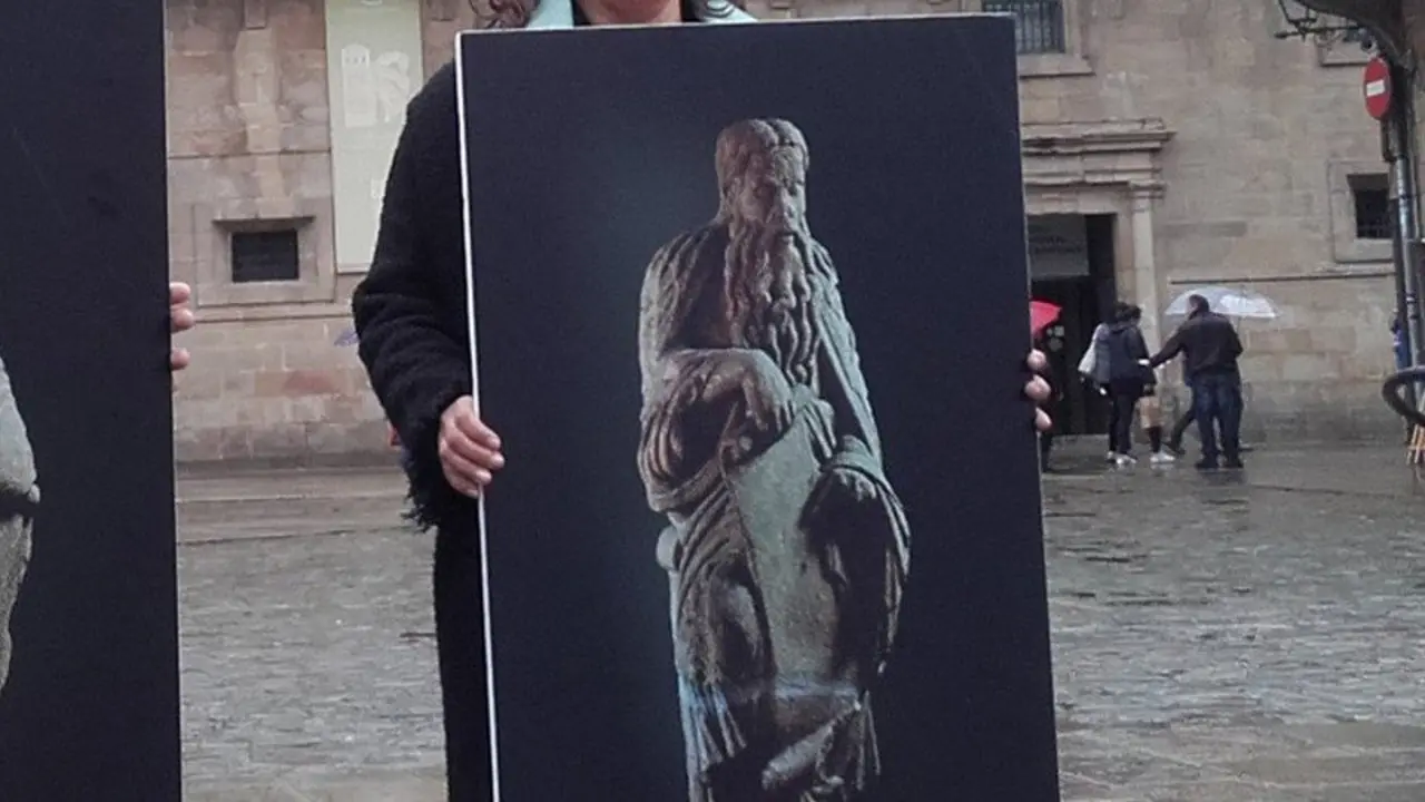 Ana Miranda y Rubén Cela, participaron en la Plaza del Obradoiro en un acto simbólico contra el expolio franquista. EFE