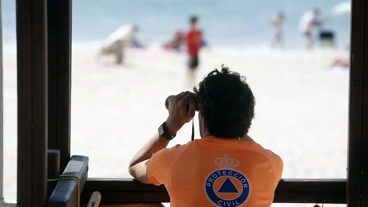 Un socorrista vigila desde su puesto en una playa gallega