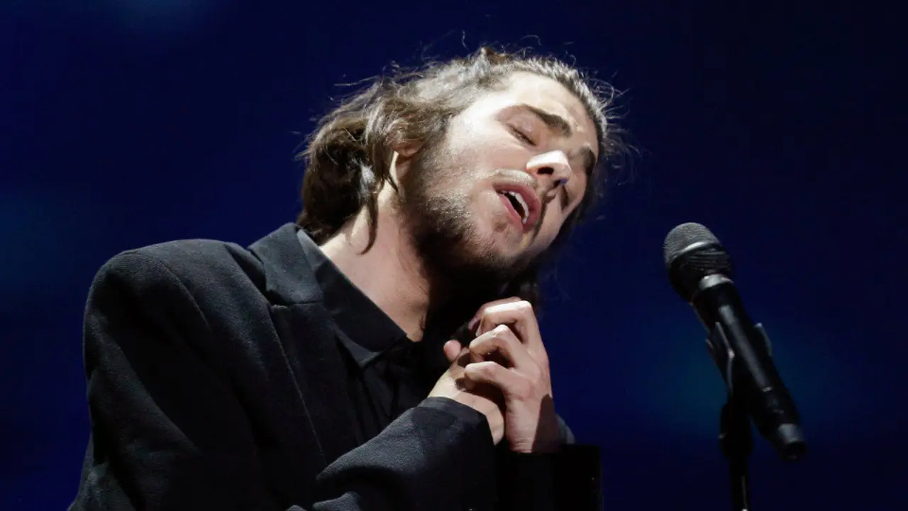 Salvador Sobral durante su actuación en el festival de Eurovisión. SERGEY DOLZHENKO (EFE)