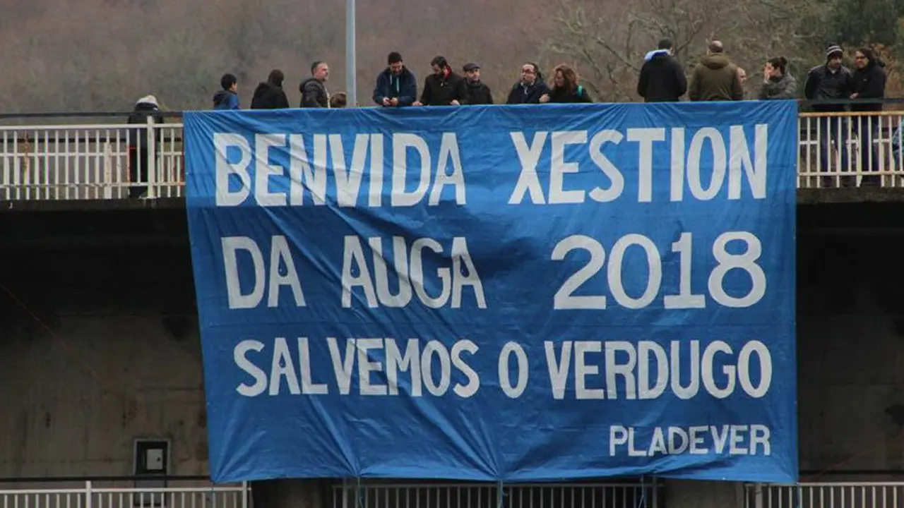 Pancarta desplegada en Eiras. ROI VÁZQUEZ