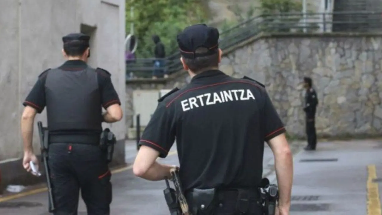 Agentes de la Ertzaintza. AEP