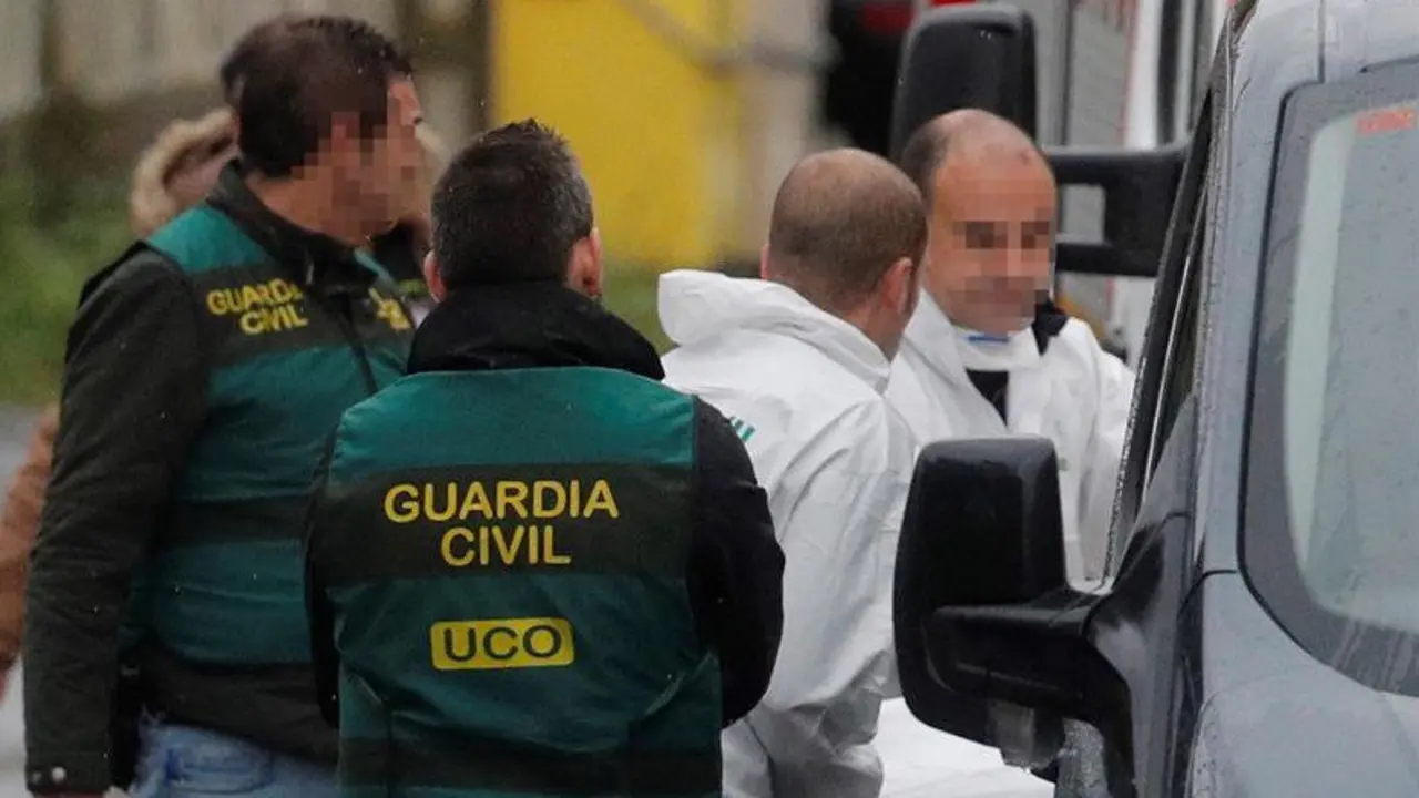 Efectivos de la Guardia Civil trasladan en una camilla los restos del cadáver hallado en Rianxo. LAVANDEIRA JR.