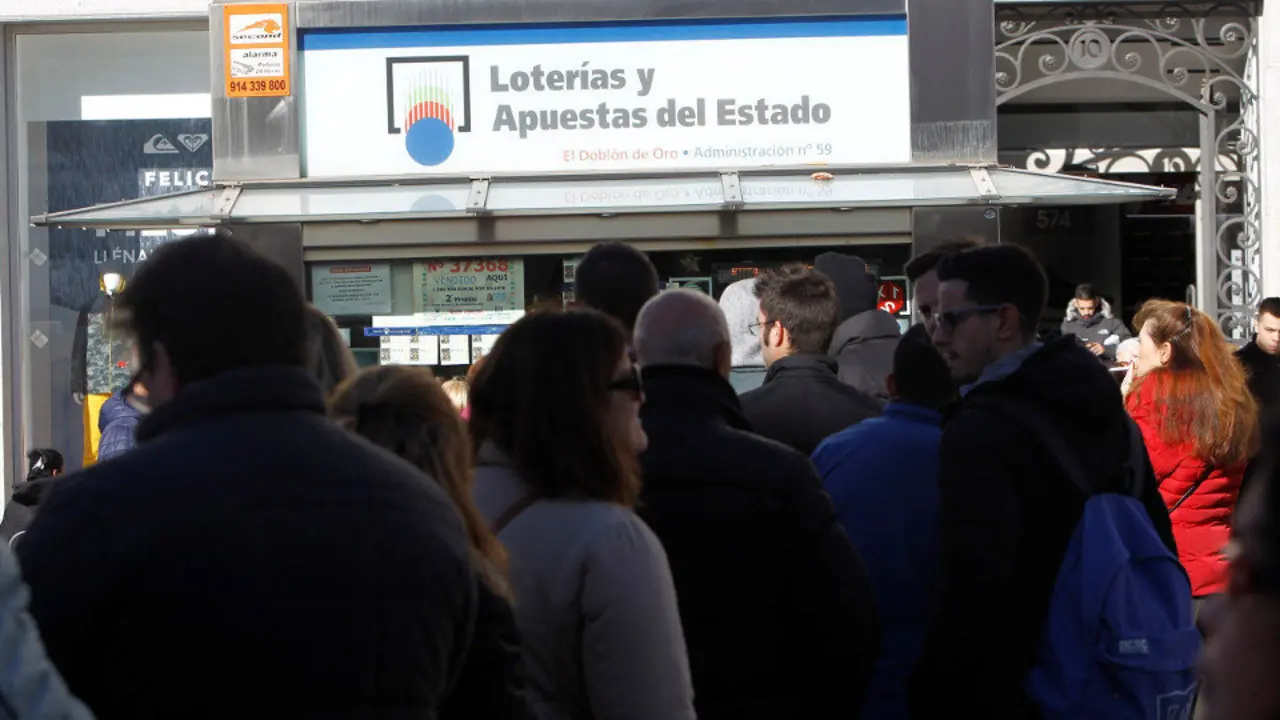 Cola de gente en una administración de Loterías. EFE