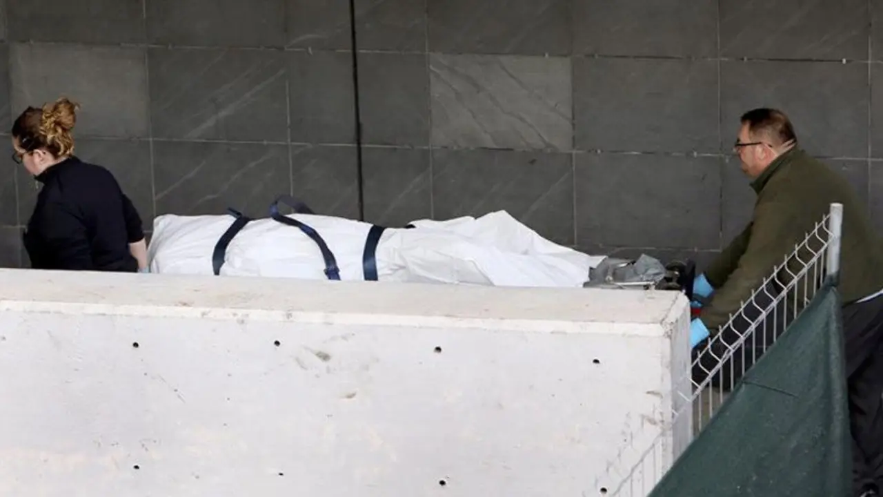 Traslado del cuerpo de Diana Quer al hospital de Conxo. XOÁN REY (EFE)