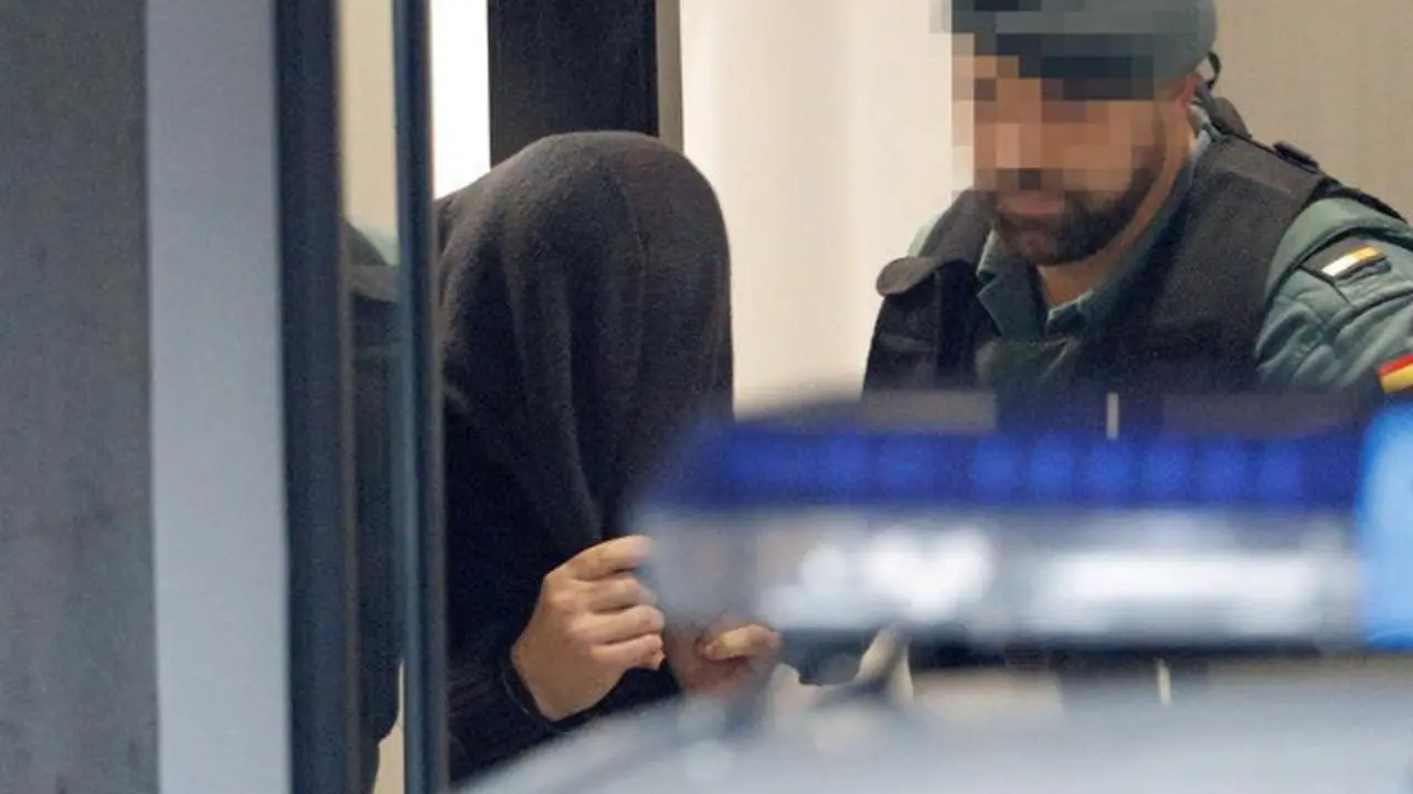 El Chicle es trasladado por agentes de la Guardia Civil tras comparecer ante la jueza de Ribeira. LAVANDEIRA JR.