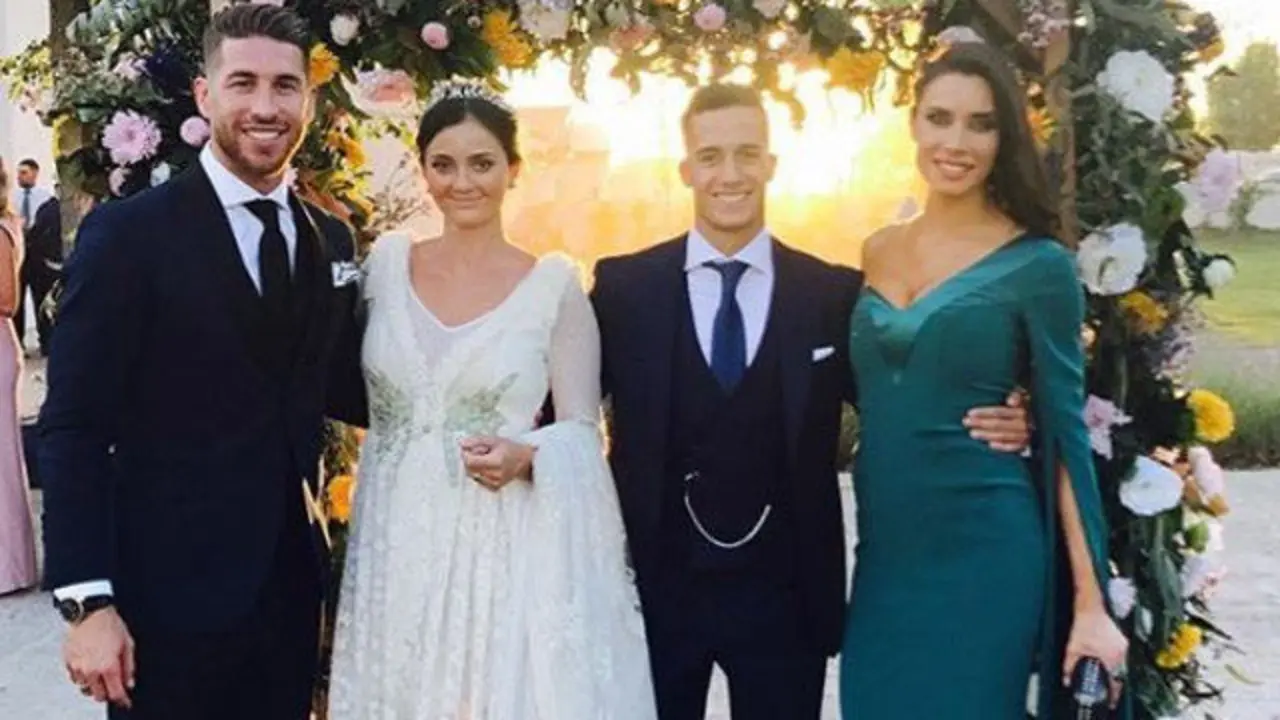 Lucas Vázquez y Macarena Jiménez, escoltados por Sergio Ramos y Pilar Rubio en el día de su voda