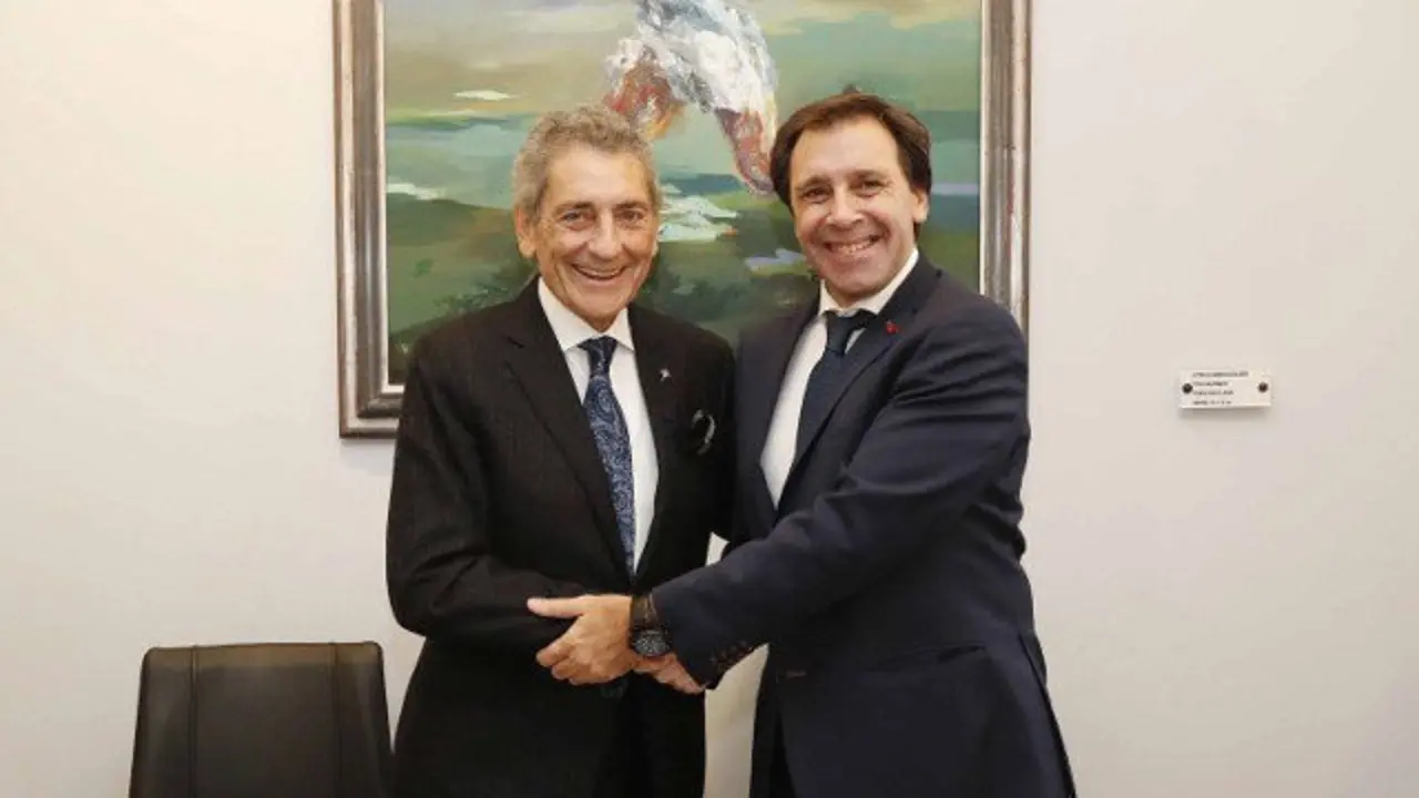 Carlos Mouriño y Felipe Miñambres tras firmar la renovación. RC CELTA