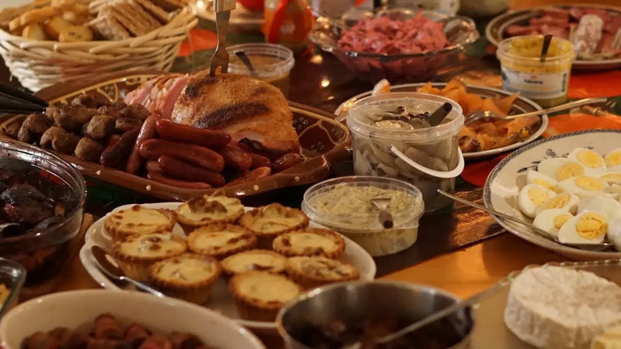 En Navidad, las comidas son mucho más copiosas y suponen un riesgo para las personas con colesterol alto. EP