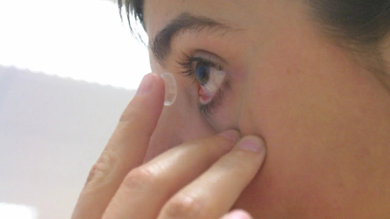La propia empresa alertó de la retirada de las lentes de contacto. EP