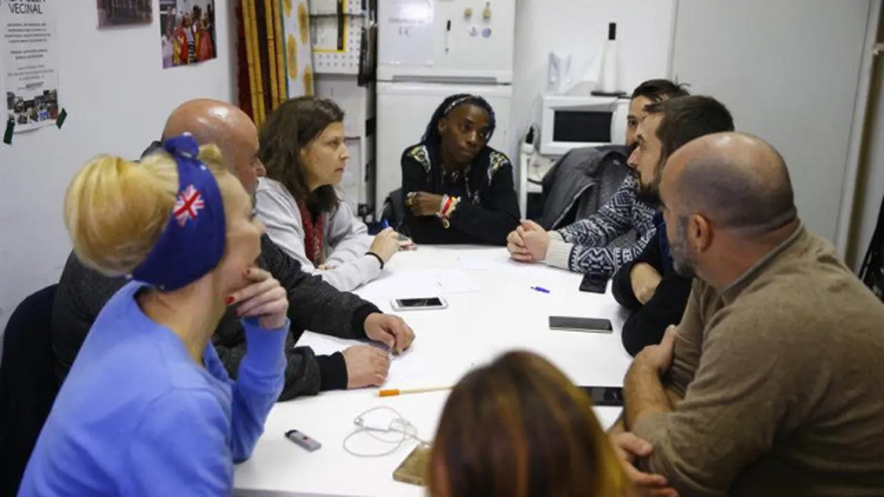 La artista &#39;Roma Cabaret&#39; y el portavoz de &#39;Orgullo Vallekano&#39; David Molina durante la reunión de la cabalgata de los Reyes Magos. J.P.GANDUL (EFE)