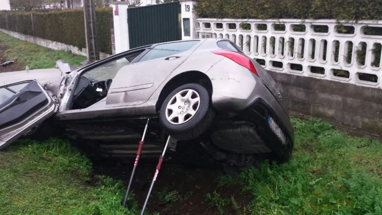 Estado en el que quedó el vehículo tras el accidente registrado este miércoles en Outeiro de Rei. EP