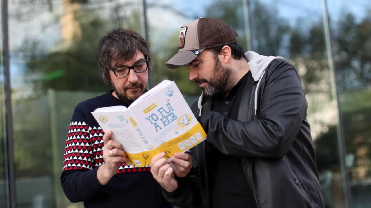 Javier Ikaz y Jorge D&iacute;az, autores de 'Yo fui a EGB'. TONI ALBIR (EFE)
