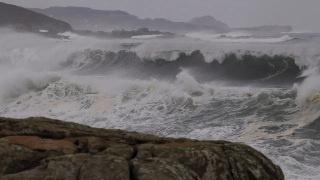 Oleaje en la zona de A Barosa, Burela. JOSÉ MARÍA ÁLVEZ