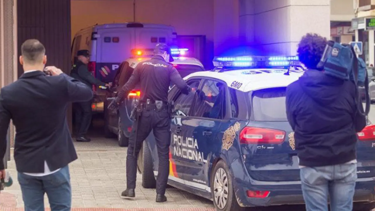Coche policial que trasladó al detenido a los juzgados de Sevilla. RAÚL CARO (EFE)