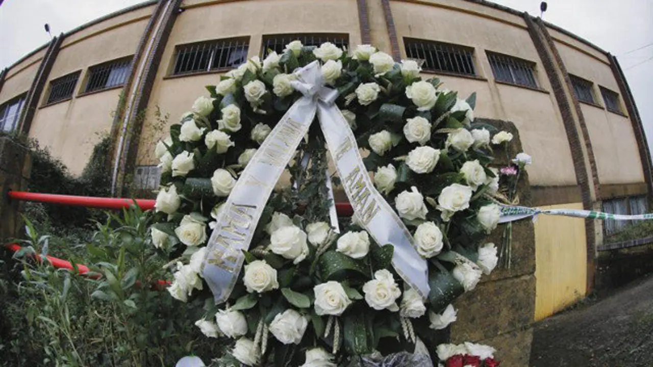 La corona que puso la madre de Diana Quer en la nave donde apareció el cadáver. LAVANDEIRA JR