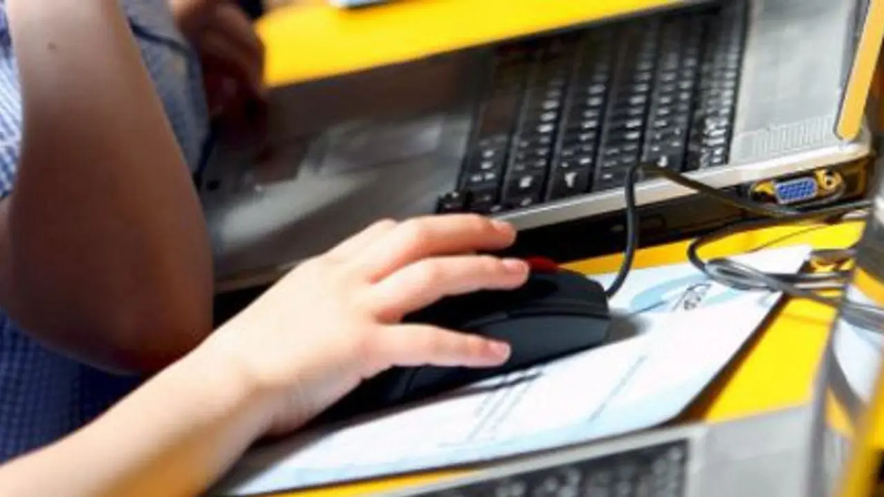 Dos niños usando ordenadores