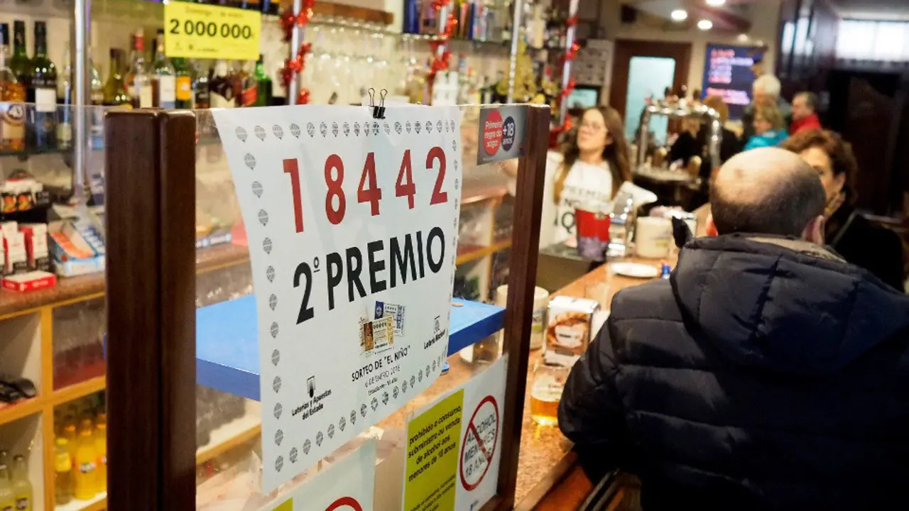 Interior del bar El Estudiante de Vilalba, donde ha caído parte del segundo premio del sorteo de El Niño. ELISEO TRIGO (EFE)