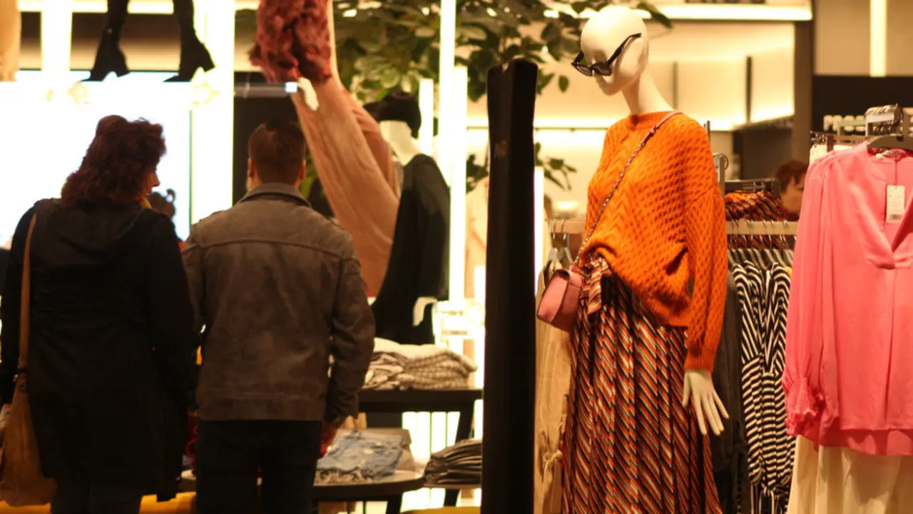 Consumidores en un comercio. Olga Fernández