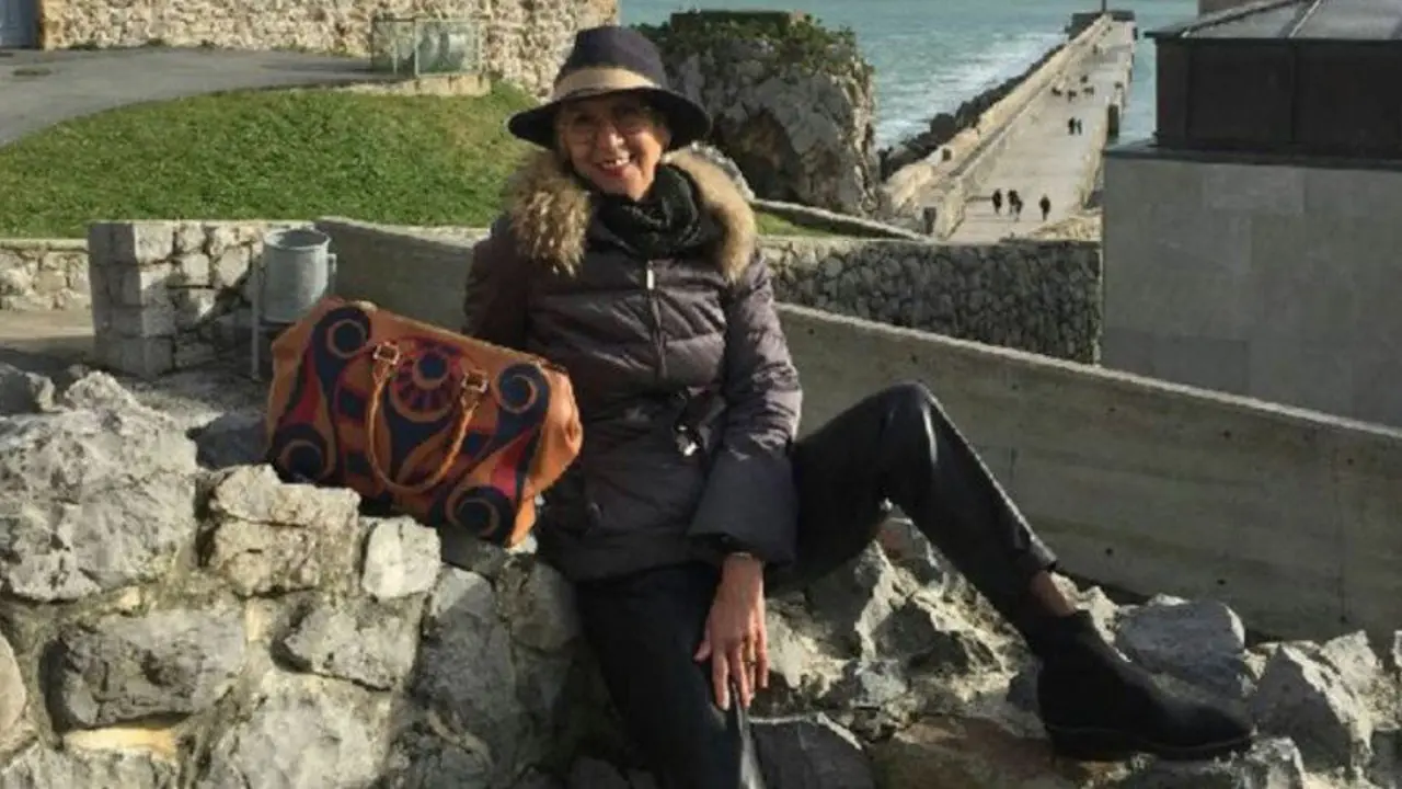 Rosa Díez, con el bolso de Sargadelos