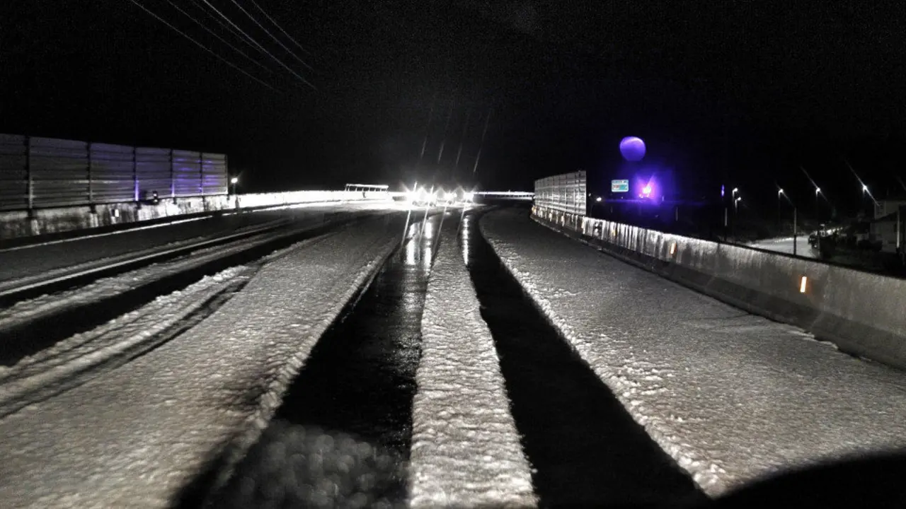 El Corredor de la Costa quedó cubierto de granizo este sábado. JOSÉ MARÍA ÁLVEZ