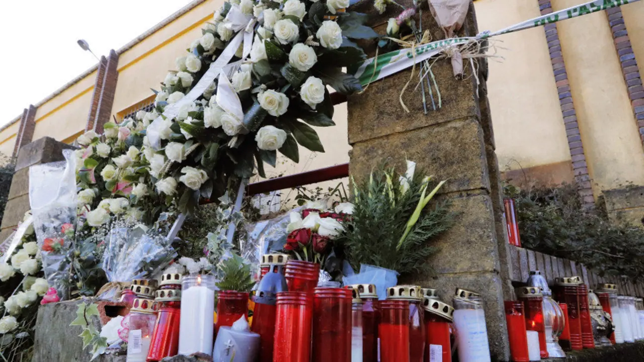 Coronas y velas que continúan llegando al altar improvisado ante la nave donde fue hallado el cuerpo sin vida de Diana Quer. LAVANDEIRA JR (EFE)