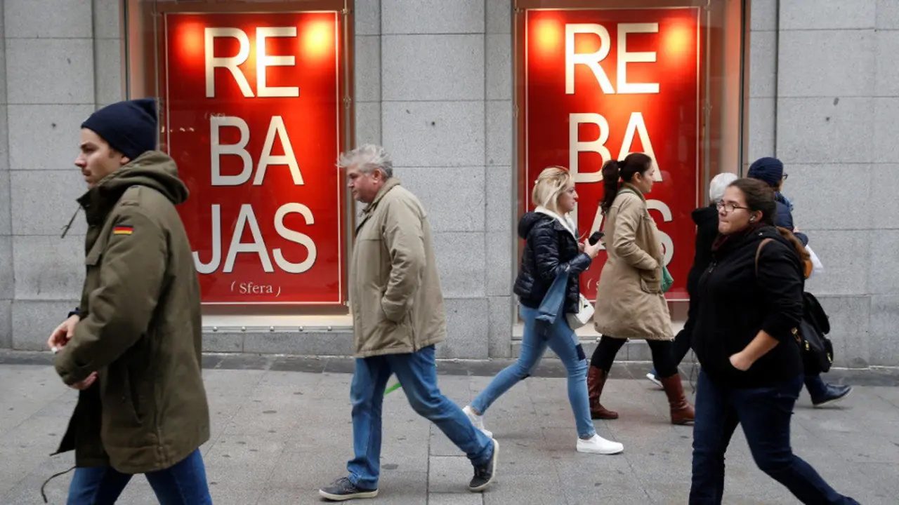 Vista de un escaparate que anuncia las rebajas de invierno 2018. PACO CAMPOS (EFE)