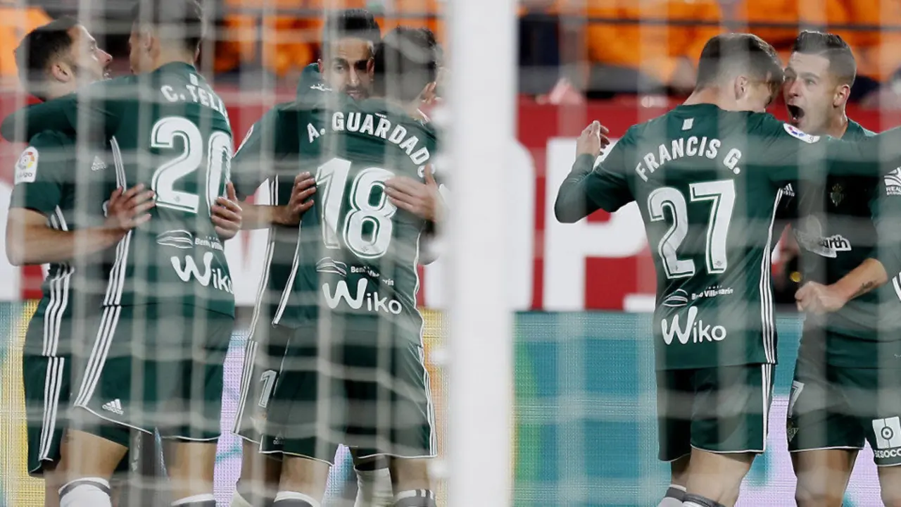 Los jugadores del Betis celebran el tercer gol ante el Sevilla. JOSÉ MANUEL VIDAL (EFE)