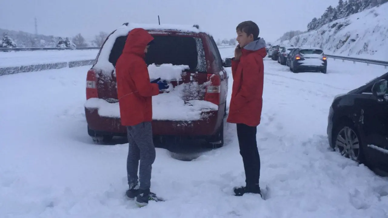 Los niños lucenses que viajan en el autobús, en la nieve. EP