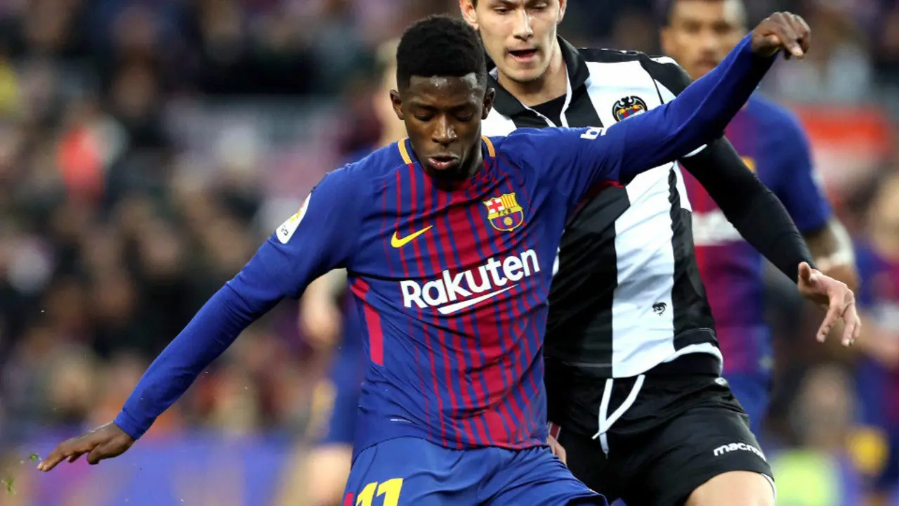Ousmane Dembélé fue uno de los portagonistas del día al volver a jugar ante su afición. TONI ALBIR (EFE)