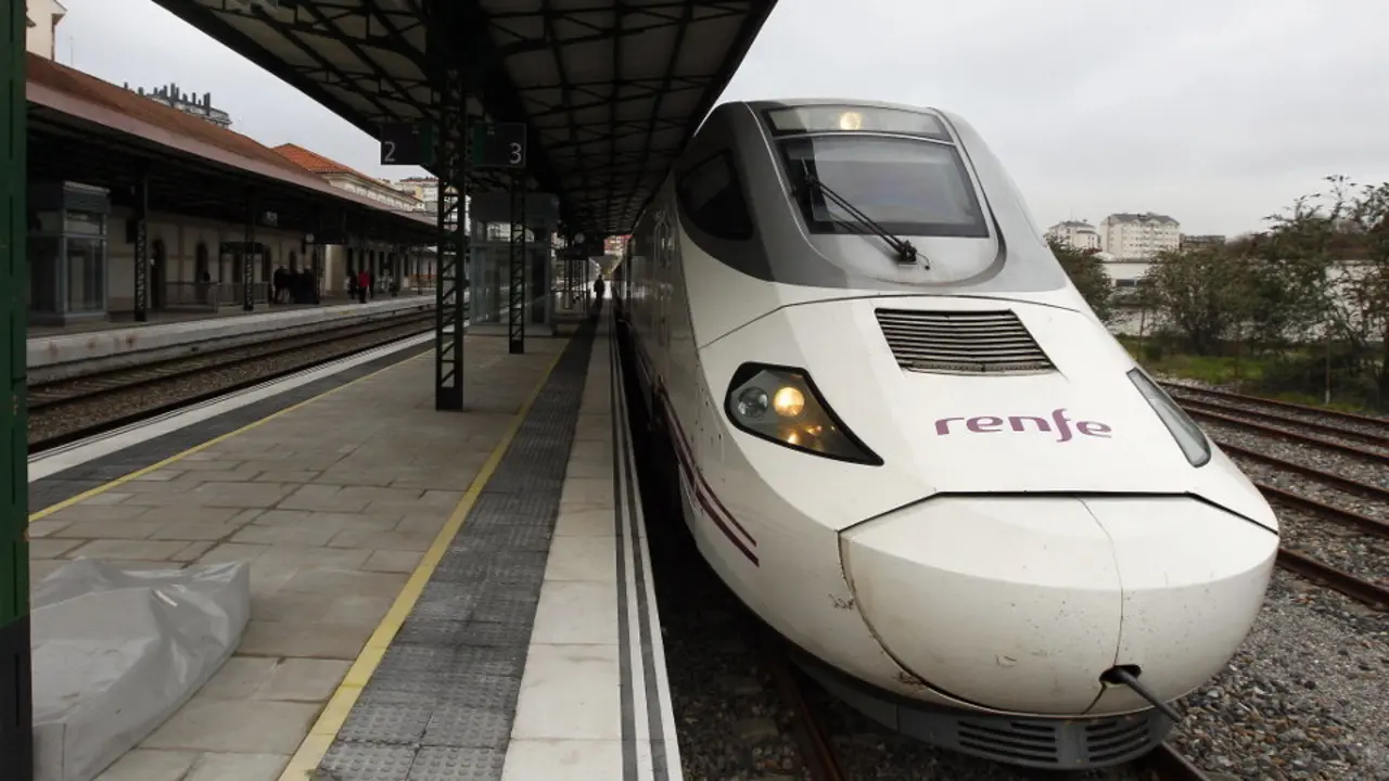 Tren en una estación. SEBAS SENANDE