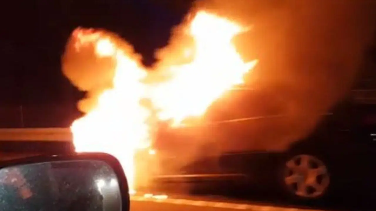 El coche incendiado en la AP-9. TVG