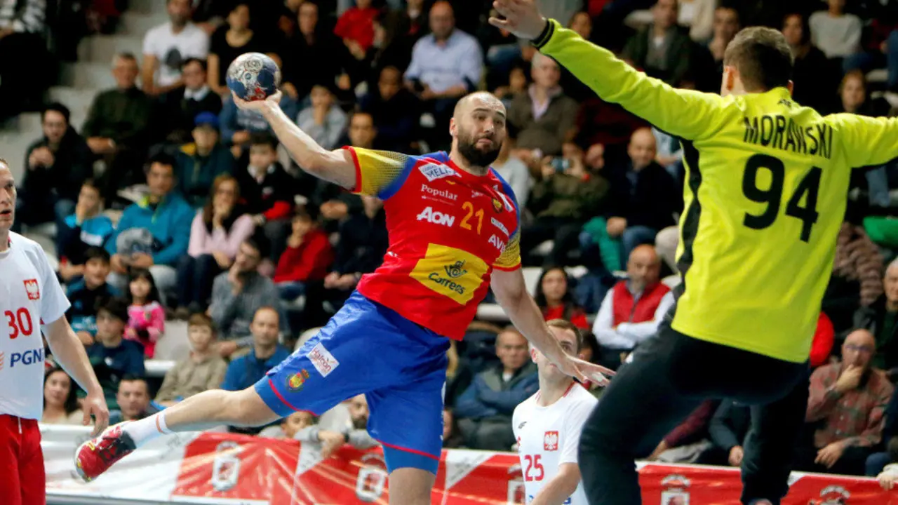 Joan Cañellas dispara a puerta ante Adam Morawski. SALVADOR SAS (EFE)