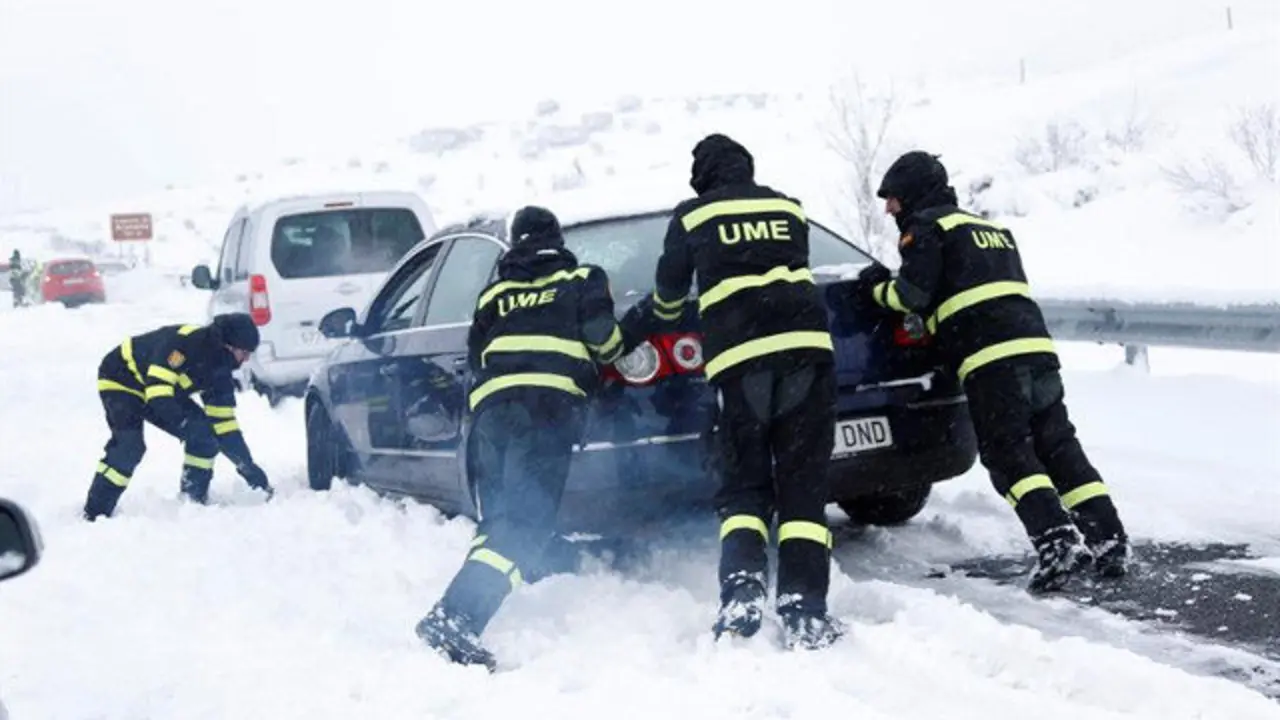 Coches atrapados en la AP-6. UME