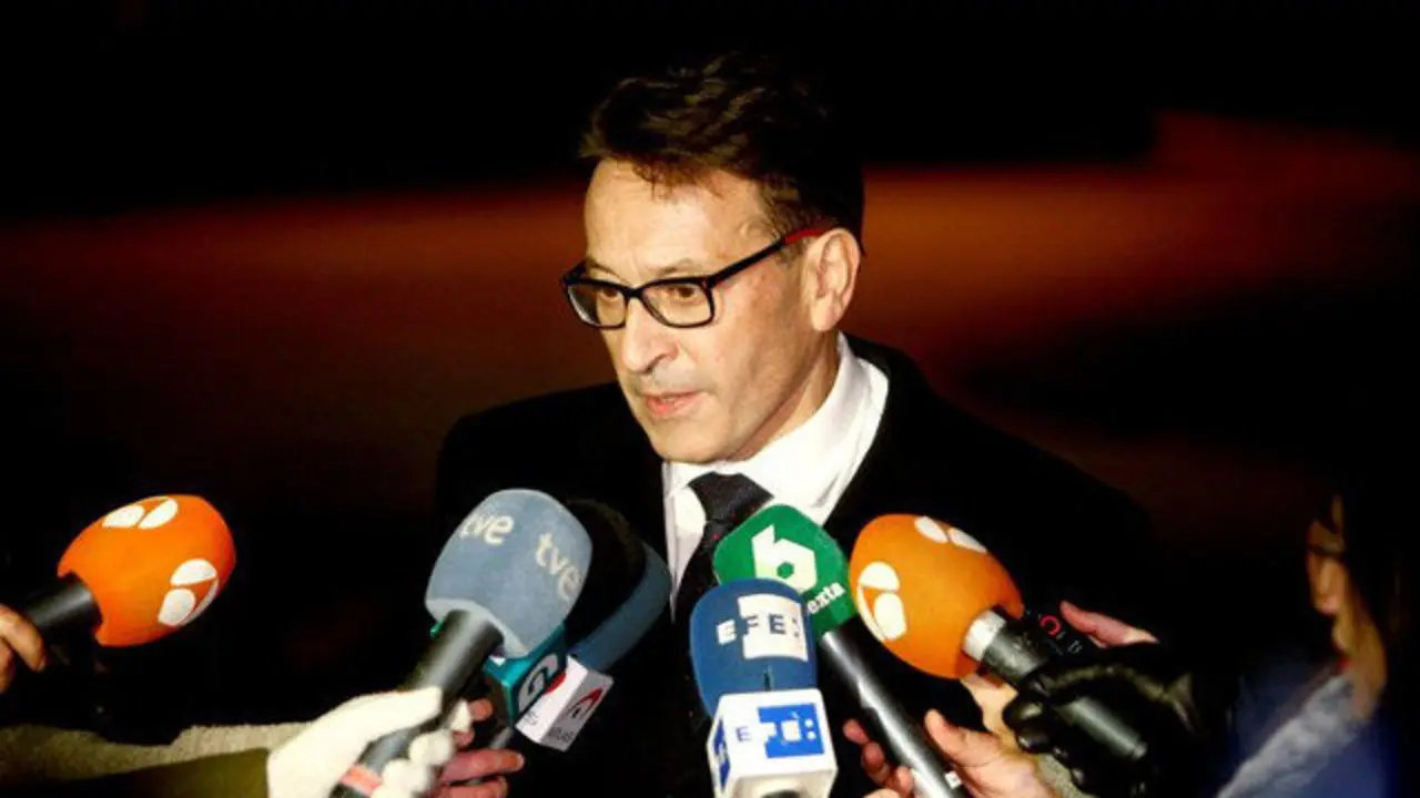 El abogado de El Chicle atiende a los medios tras visitar en la cárcel a su cliente. CABALAR (EFE)