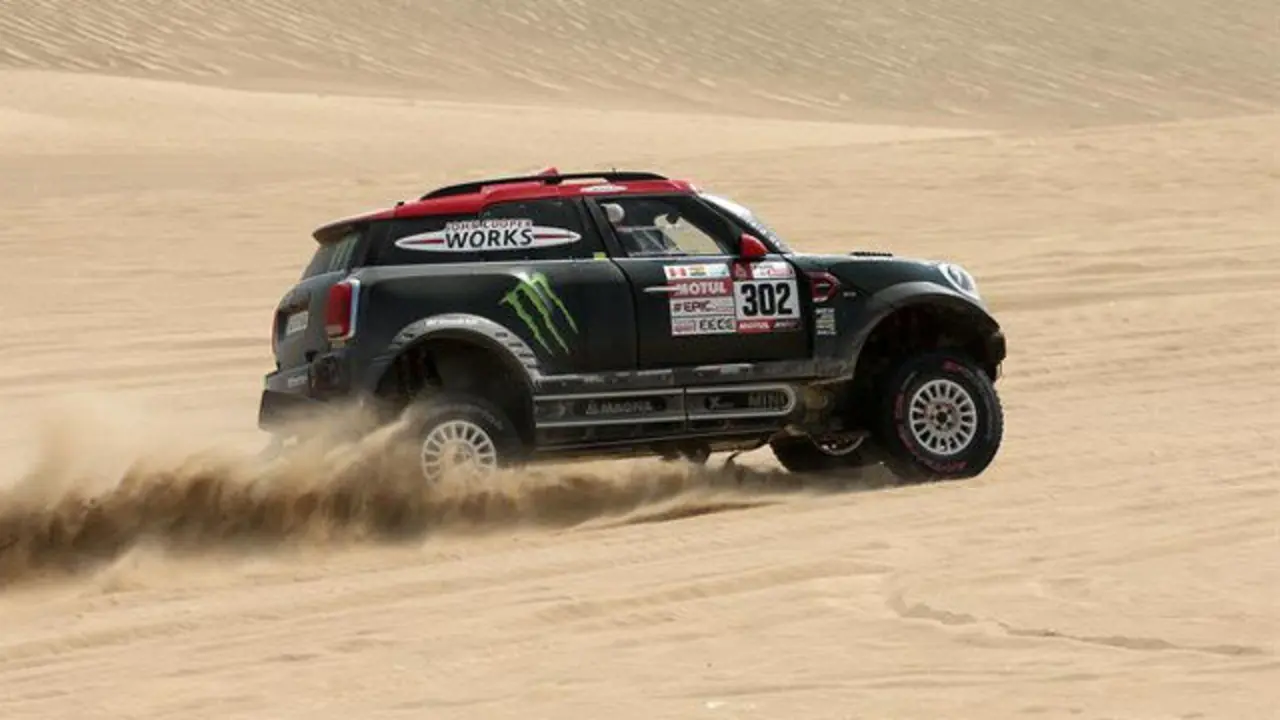 El coche pilotado por Nani Roma, antes de sufrir el accidente. ERNESTO ARIAS (EFE)