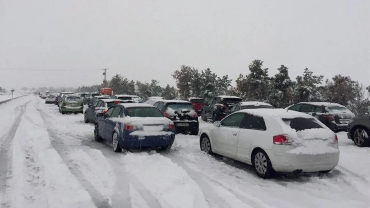 Coches atrapados en la AP-6. EFE