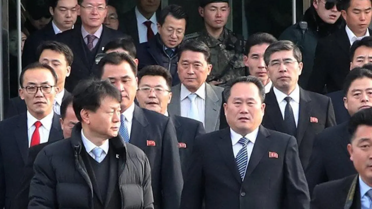 La delegación norcoreana llega a la reunión con representantes de Corea del Sur. JUNG UI-CHEL