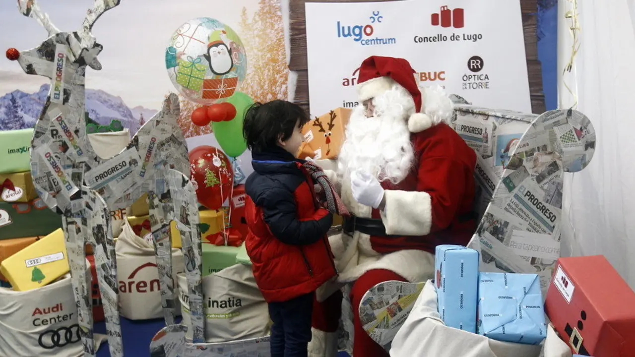 Papá Noel recibió a los niños en una carpa junto al Concello de Lugo. XESÚS PONTE