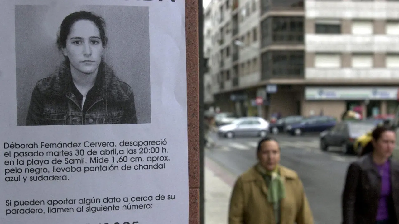 Carteles como este distribuyó la familia y amistades de Déborah Fernández-Cervera para conseguir localizarle. ADP