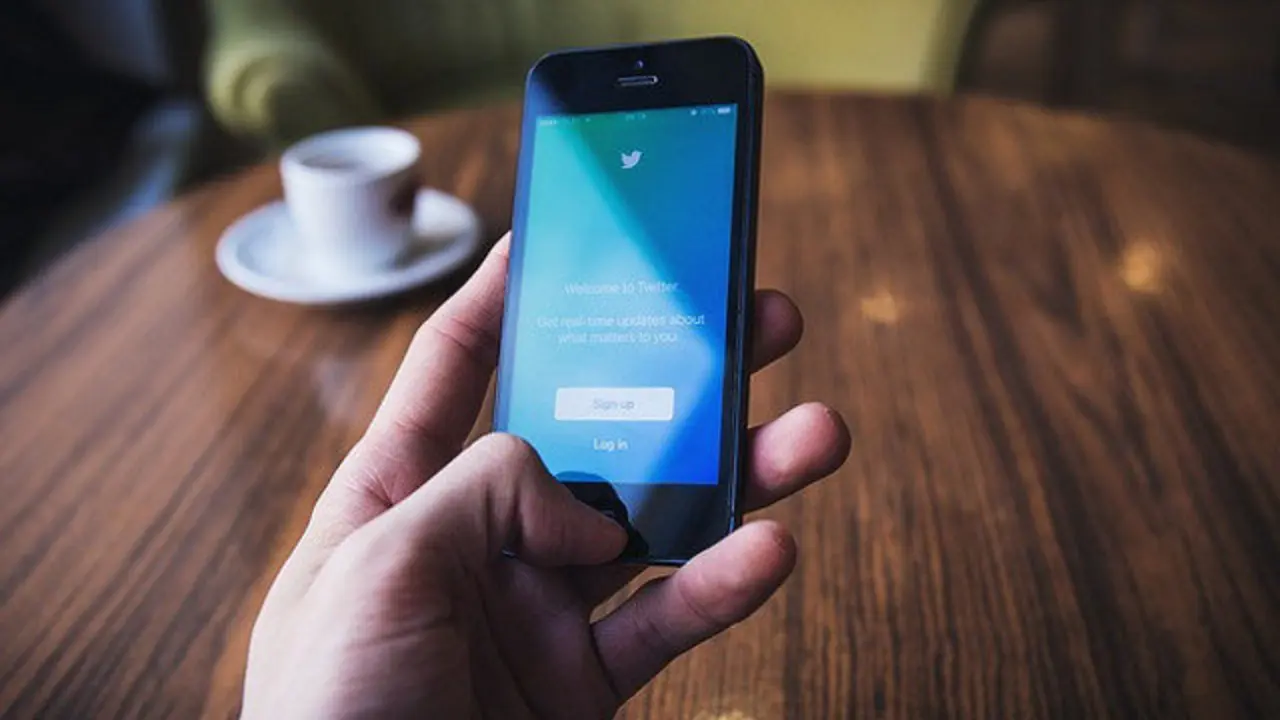 Un usuario utiliza Twitter en su móvil.EP