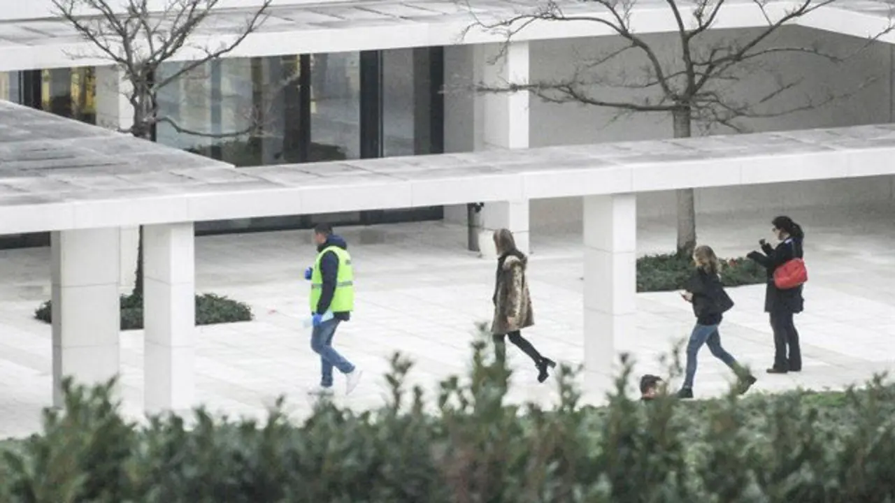 Efectivos policiales en las inmediaciones del albergue. CABALAR (EFE)