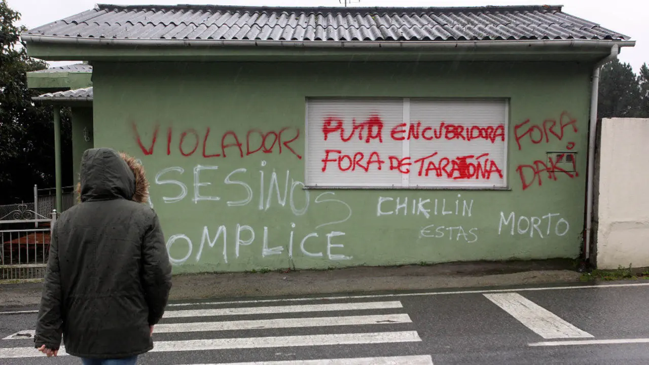 La casa de El Chice y Rosario Rodríguez en Taragoña llena de pintadas. PEPE FERRÍN