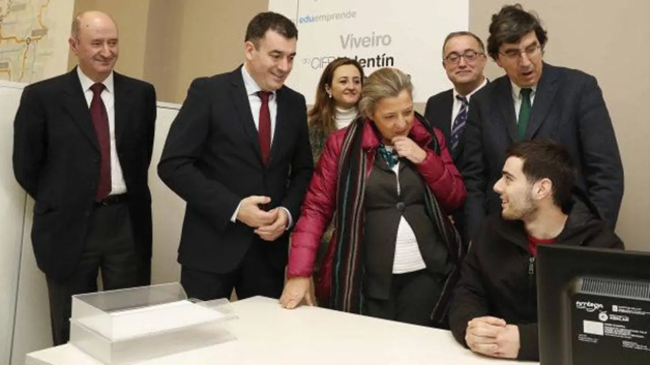 Román Rodríguez visita el CIFP Valentín Paz Andrade de Vigo. DP