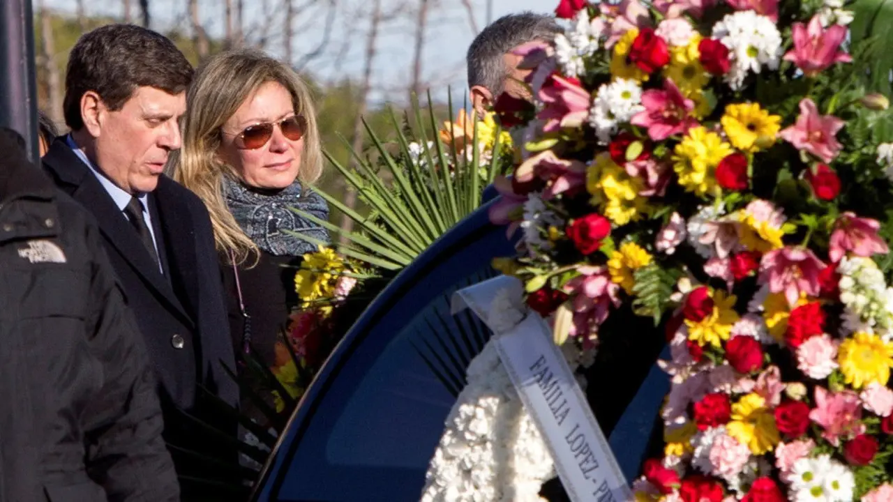 Los padres de Diana Quer se despiden de su hija.RODRIGO JIMÉNEZ (Efe)