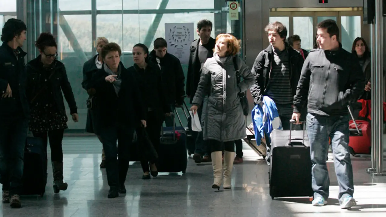 Varios pasajeros llegan a Lavacolla. AEP