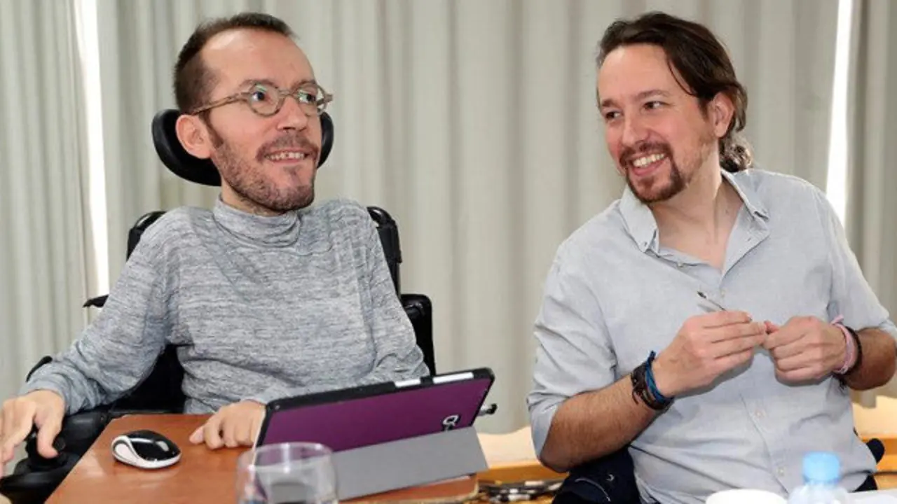 El secretario general de Podemos, Pablo Iglesias, y el secretario de Organización del partido, Pablo Echenique, durante el Consejo Ciudadano. J. J. GUILLÉN (EFE)