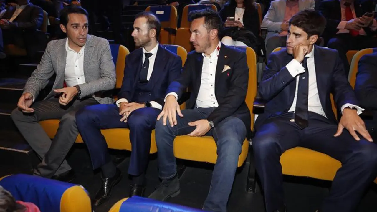 El exciclista madrileño Alberto Contador conversa con el exciclista catalán Joaquim Purito Rodríguez, ante el ciclista murciano, Alejandro Valverde y el vasco, Mikel Landa. JAVIER LIZÓN (EFE)