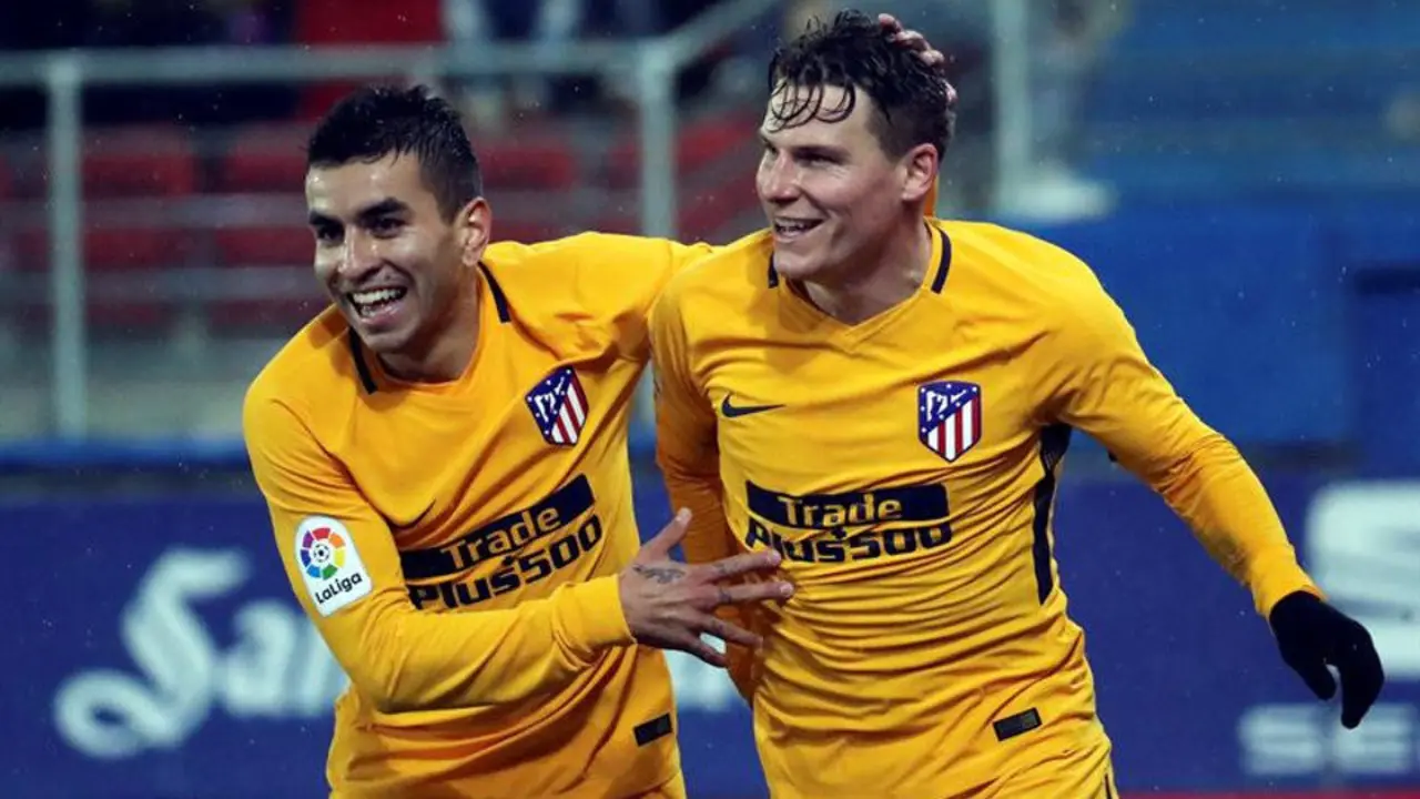 Gameiro celebra su gol con Correa. JAVIER ETXEZARRETA (EFE)