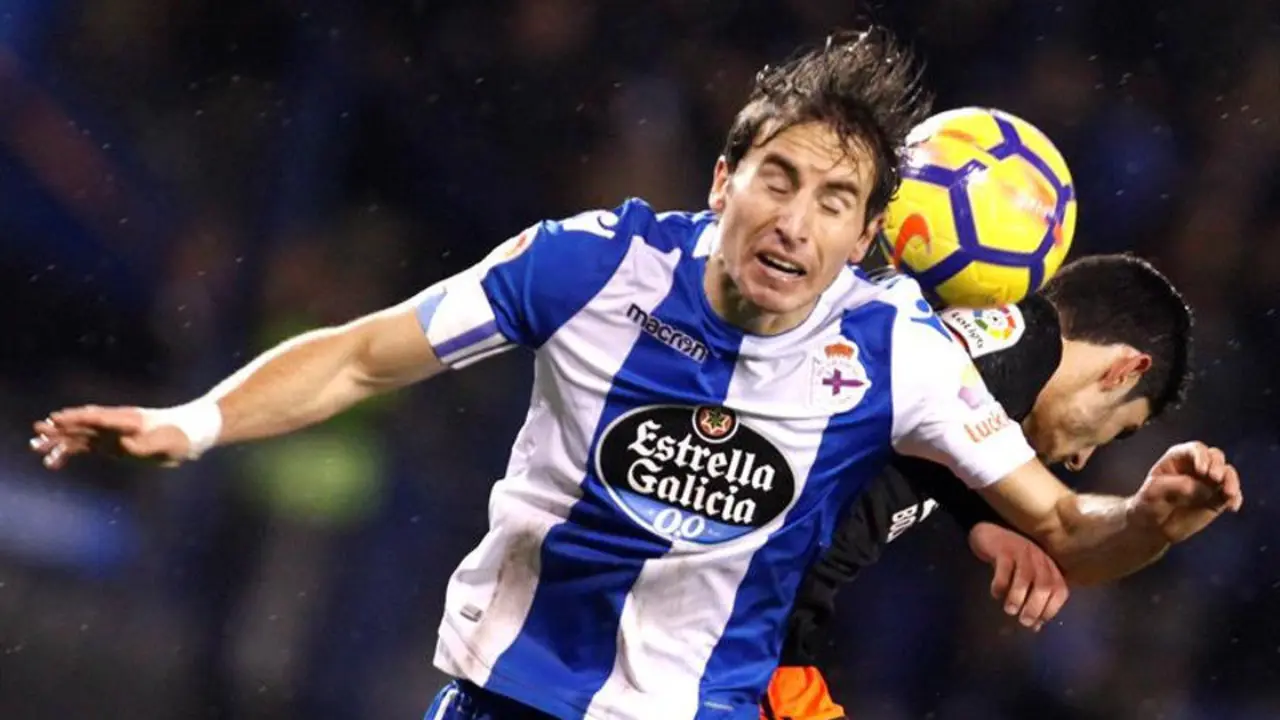 Pedro Mosquera cabecea un balón. CABALAR (EFE)